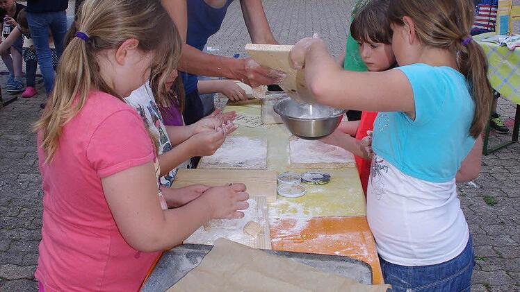 Die Kinder kneteten den Teig für Brötchen und Pizzen.