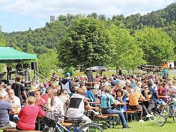 Sehr viel los ist auch in Streitberg. Beim Bürgerhaus hat der Heimatverein sein Lager aufgeschlagen mit Blick auf die Neideck. Foto: löw/Archiv