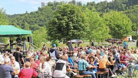 Sehr viel los ist auch in Streitberg. Beim Bürgerhaus hat der Heimatverein sein Lager aufgeschlagen mit Blick auf die Neideck. Foto: löw/Archiv