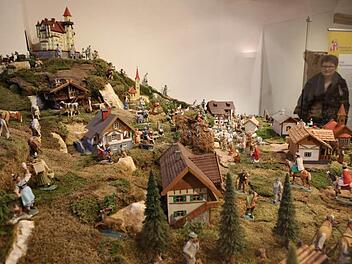 Über der großen Landschaftskrippe aus Marktredwitz thront der Kini vor dem Ostallgäuer Schloss Hohenschwangau. (Foto: Barbara Herbst)