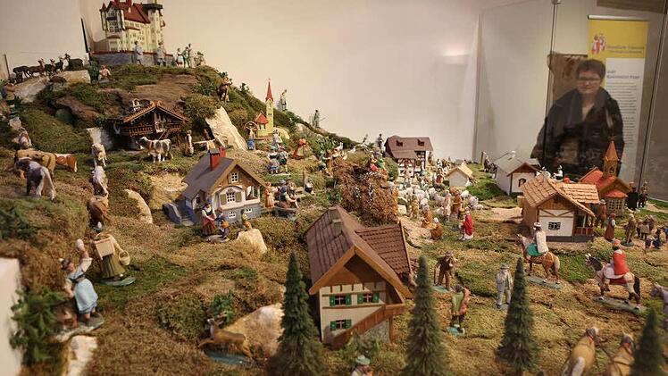 Über der großen Landschaftskrippe aus Marktredwitz thront der Kini vor dem Ostallgäuer Schloss Hohenschwangau. (Foto: Barbara Herbst)