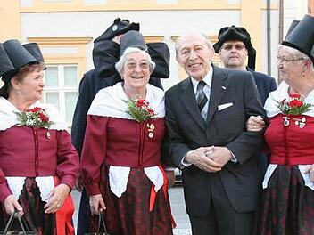 Das Archivbild entstand beim Empfang zum 80. Geburtstag von Paul Röhner im Jahr 2007. Da machten auch die "Regnitztaler" ihrem Ehrenmitglied ihre Aufwartung. Archivfoto: Barbara Herbst
