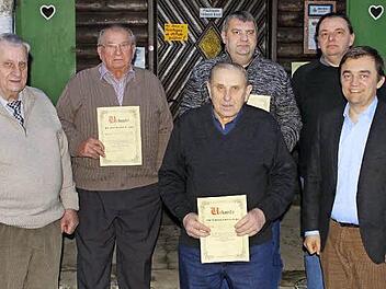 Ehrungen standen in der Jahreshauptversammlung des Vereins Frankenlust an. Das Bild zeigt (von links) Vorsitzenden Bernhard Schlee, Siegmund Müller (55 Jahre), Raimund Müller (50 Jahre), Dieter Wunner (25 Jahre), Zweiten Vorsitzenden Harald Tragelehn und Bürgermeister Jens Korn.  Foto: Michael Wunder