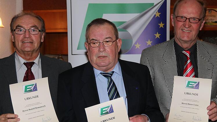 Sie erhielten eine besondere Auszeichnung der EU-Deutschland (v.l.): Rudolf Romancyk, Hans-Dieter Scherpf und Dieter Lotze. Foto: Schaar