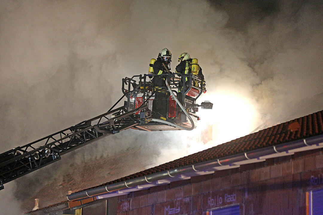 Flammen schlugen aus dem Dachstuhl von Wohnhaus - Feuerwehrmann stuerzt von Drehleiter, zwei weitere Verletzte