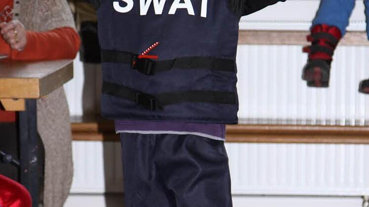 Mehrere Agenten einer taktischen Spezialeinheit sorgten für Sicherheit im ATS-Heim.