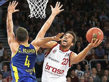 Mit viel Elan setzt sich Elias Harris (mit Ball) gegen Chris Kramer durch. Der Spielmacher der Oldenburger verpasste zuletzt mit 12 Punkten, 8 Rebounds und 12 Assists nur knapp ein "triple double".  Foto: sportpress
