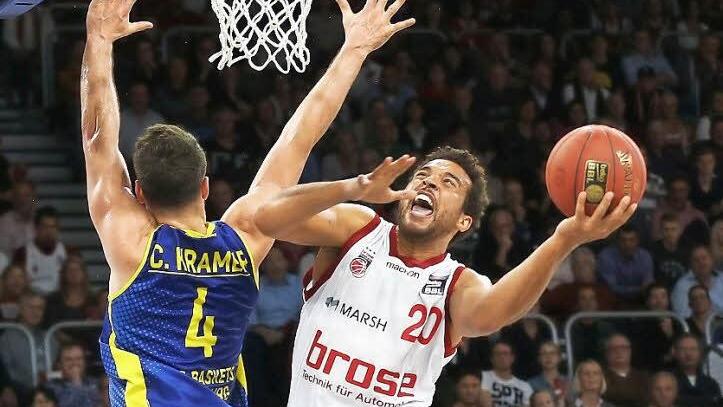 Mit viel Elan setzt sich Elias Harris (mit Ball) gegen Chris Kramer durch. Der Spielmacher der Oldenburger verpasste zuletzt mit 12 Punkten, 8 Rebounds und 12 Assists nur knapp ein "triple double".  Foto: sportpress