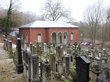 Blick über den jüdischen Friedhof von Bad Kissingen auf das sanierte Tahara-Haus. Foto: Ralf Ruppert