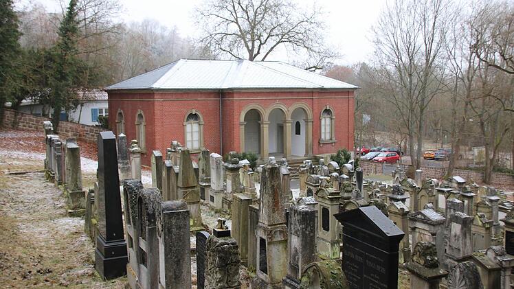 Blick über den jüdischen Friedhof von Bad Kissingen auf das sanierte Tahara-Haus. Foto: Ralf Ruppert