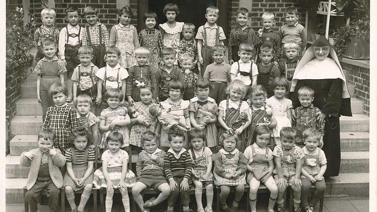 Kein Einschulungsfoto, sondern ein Kindergartenfoto: Chronist Franz Behrschmidt erinnert sich noch sehr gut an diese Zeiten, denn er war selbst dabei und posiert als Vierter von rechts in der obersten Reihe. Die Schwester, die damals den Kindergarten führte, war Schwester Waltraud  Foto: Chronik