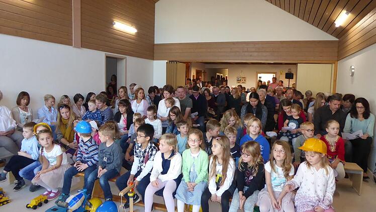 Die neuen Räume waren voll besetzt beim Gottesdienst.