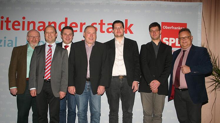 Der Unterbezirksvorstand (von links): Walter Wich-Herrlein (Kassier), Dr. Ralf V&ouml;lkl (Vertreter Kreisverband Kronach); Carsten H&ouml;llein (stellvertretender Vorsitzender), Thomas Rausch (Vorsitzender Unterbezirk), Dominik Sauerteig (Vertreter Kreisverband Coburg-Stadt), Maximilian R&uuml;hl (Schriftf&uuml;hrer), Martin Stingl (Vertreter Kreisverband Coburg-Land).