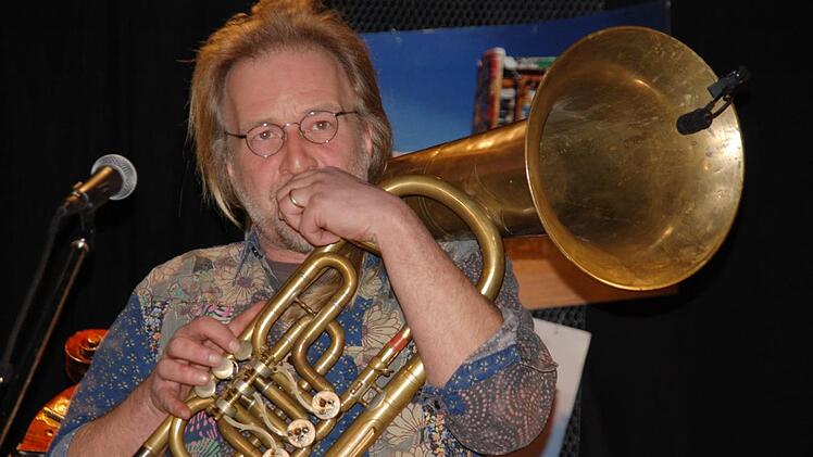 Klaus Metzler ist ein vielseitiger Musiker - hier mit dem Sousaphon.  Foto: Uschi Prawitz