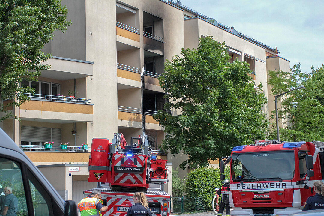 Nürnberg: Feuer in Wohnhaus - Feuerwehr rettet Bewohner