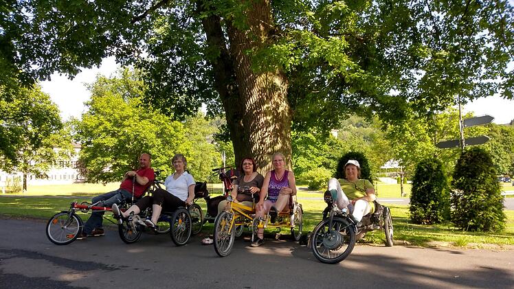 Mitglieder der MS-Selbsthilfegruppe Bad Brückenau bei einem Treffen nahe des Fahrradmuseums. Foto: Andre Pfister