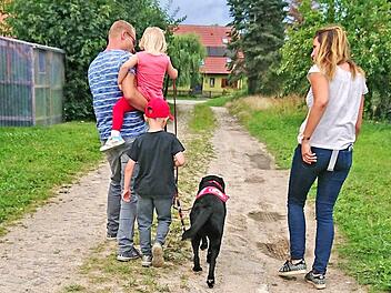 Gesucht und gefunden: Begleithund Smiley und Jan. Beim ersten Spaziergang wich Smiley nicht von Jans Seite. Foto: privat