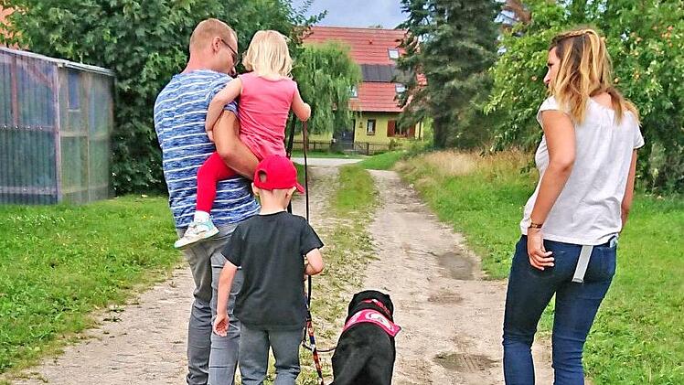 Gesucht und gefunden: Begleithund Smiley und Jan. Beim ersten Spaziergang wich Smiley nicht von Jans Seite. Foto: privat