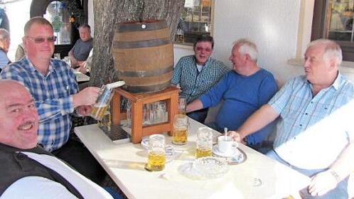 Die Mitglieder des Stammtischs "Die Annern" in L&uuml;tzelbuch feiern ganz entspannt das 50. Jubil&auml;um.  Foto: Martin Koch