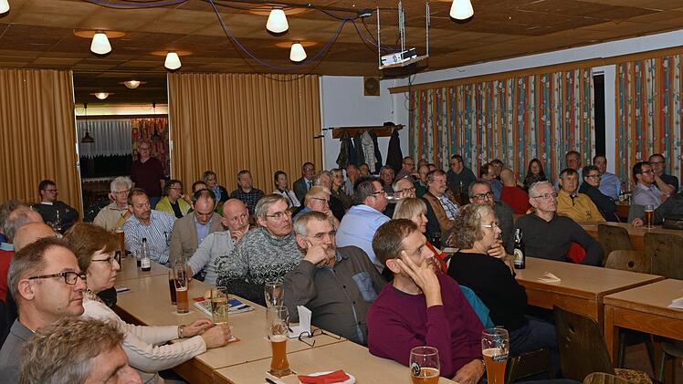Rund 50 Bürger besuchten die Bürgerversammlung in der FC-Stadiongaststätte in Haßfurt.