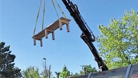 Schweres Gerät war erforderlich, um die 350 Kilogramm wiegende Sitzgruppe im "Herzo-Garten" hinter der Haltestelle "Badgasse" aufzustellen. Foto: Seniorenbüro