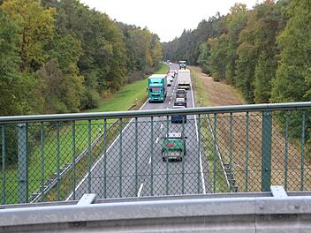 Die B 505 bekommt auch in diesem Abschnitt zwischen Schweinbach und Jungenhofen auf einer Länge von 3,7 Kilometer eine dritte Fahrspur. Im Bereich dieser Brücke wird zudem eine neue Anschlussstelle gebaut.  Foto:   Andreas Dorsch