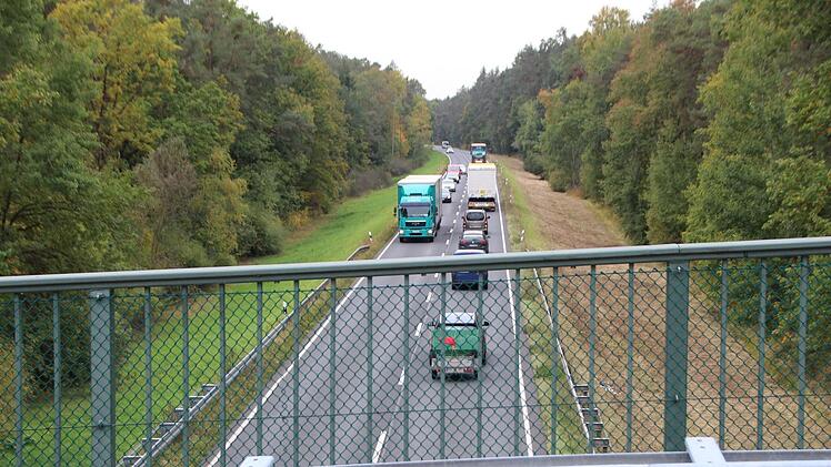 Die B 505 bekommt auch in diesem Abschnitt zwischen Schweinbach und Jungenhofen auf einer Länge von 3,7 Kilometer eine dritte Fahrspur. Im Bereich dieser Brücke wird zudem eine neue Anschlussstelle gebaut.  Foto:   Andreas Dorsch