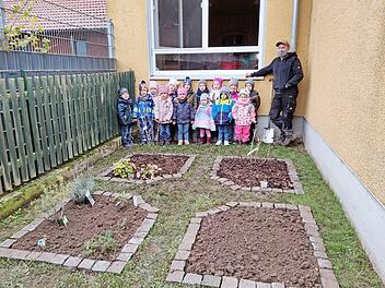Die Elsendorfer Kinder waren beim Anlegen ihres Bauerngartens mit Eifer dabei.  Foto: privat
