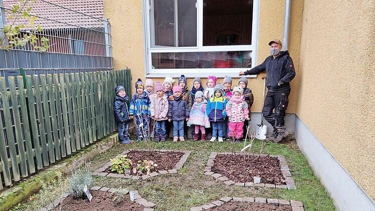Die Elsendorfer Kinder waren beim Anlegen ihres Bauerngartens mit Eifer dabei.  Foto: privat