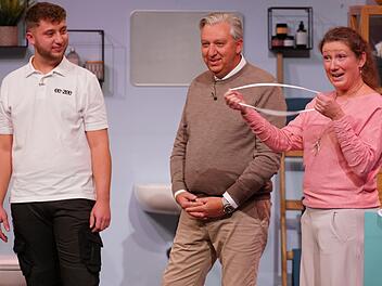 Sie haben den Bogen raus: Das Ehepaar Heiko und Sandra f&uuml;hren schon seit Jahrzehnten einen erfolgreichen Familienbetrieb im Heizungs- und Sanit&auml;rbereich. Und dort arbeitet auch Sohn Tom-Lewis. Gemeinsam stehen sie f&uuml;r das Start-up "eezee".