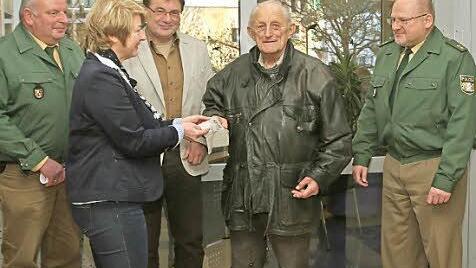 Auf die Vorbildwirkung von Rudolf Großmann setzt man bei der Lichtenfelser Polizei und in der Zulassungsstelle des Landratsamtes. Deshalb waren auch Jürgen Kremer (links), Harald Weis (Mitte) und Willibert Lankes (rechts) zugegen, als Großmann an Beate Völker von der Führerscheinstelle seine Fahrerlaubnis aushändigte.