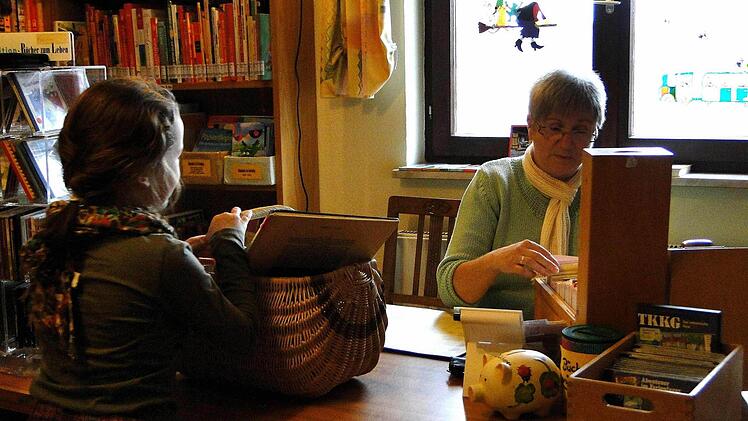 Waltraud Kober in der Thulbaer Bücherei. Foto: Ulrike Lorösch