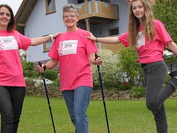 Mutter, Tochter und Enkelin: Roswitha Zeier (Mitte) hat Manuela und Selina Vogler (links) mit dem Pinklauf-Virus angesteckt. Foto: Ulrike Müller