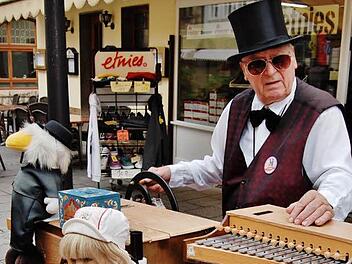 Rentner Heinz Klimmeck (77) aus Breuna mit seiner Deleika-Drehorgel in der Bad Kissinger Fußgängerzone. Sigismund von Dobschütz
