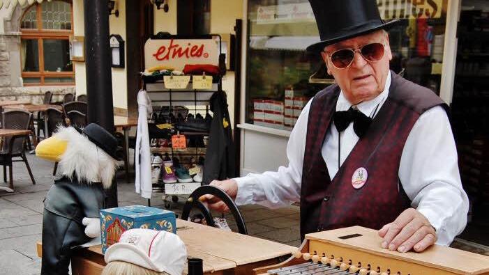 Rentner Heinz Klimmeck (77) aus Breuna mit seiner Deleika-Drehorgel in der Bad Kissinger Fußgängerzone. Sigismund von Dobschütz