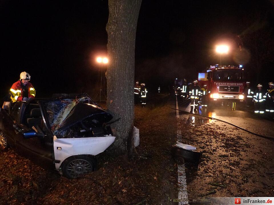 Tödlicher Unfall – Junger Fahrer kollidiert mit Baum