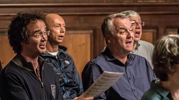 Der Coburger Chor "Unerhört" probt für sein Jubiläumskonzert, das am 24. April im Kongresshaus stattfindet.Foto: Jochen Berger