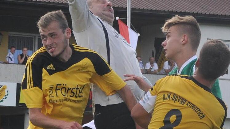 Fünf Mal musste Konrad Pinzel hinter sich greifen. Den Strafraum beherrscht der 58-jährige Keeper der SpVgg aber immer noch.