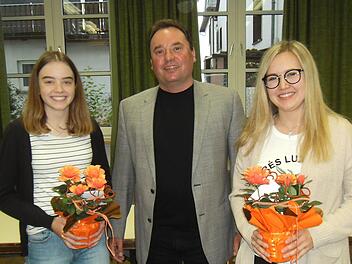 Nordhalben: Bürgermeister Michael Pöhnlein freute sich, mit Sandra Köstner (li) und Lea Zimmermann so gute Schülerinnen in seiner Gemeinde zu haben.  Foto: Susanne Deuerling