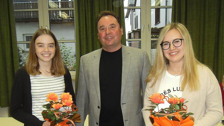 Nordhalben: Bürgermeister Michael Pöhnlein freute sich, mit Sandra Köstner (li) und Lea Zimmermann so gute Schülerinnen in seiner Gemeinde zu haben.  Foto: Susanne Deuerling