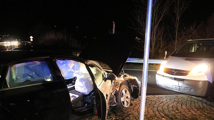 Zwischen Viereth und Unterhaid (Lkr. Bamberg) hat sich am Donnerstagabend ein schwerer Verkehrsunfall ereignet. Eine Frau wurde schwer verletzt.NEWS5 / Merzbach
