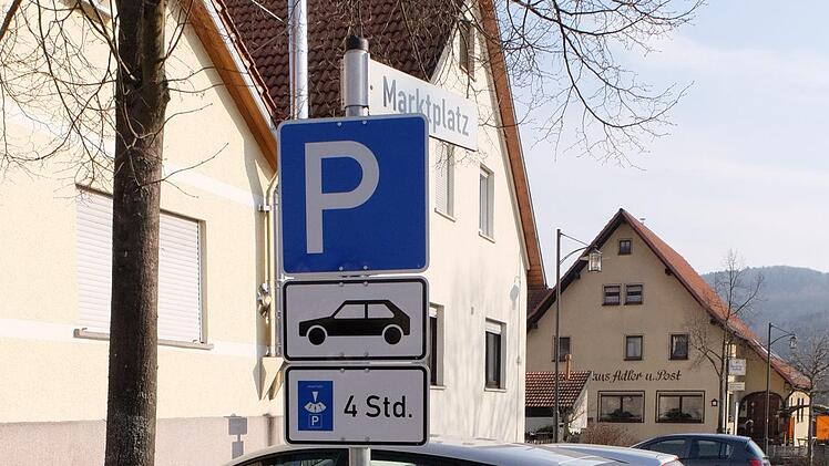 Kritisiert wurde die Parkregelung am Marktplatz in Steinach.  Björn Hein