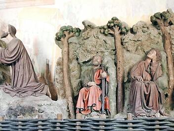 Die Ölberg-Szene in der Schunterkapelle. Zu den aus Sandstein gefertigten Skulpturen gehören auch die Fresken an der Wand. Rechts neben Jesus ist ein Gartentor dargestellt, durch das Judas mit den Häschern kommt.  Foto: Thomas Malz
