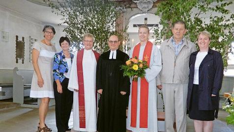 Die neue Gemeindediakonin der Kirchengemeinden Rentweinsdorf und Ebern, Katrin Schiller (Dritte von rechts) wurde ins Amt eingeführt. Von links: Katrin Ruppert, Renate Becker, Andrea Hofmann, Pfarrer Körner, Günter Schiller und Nicole Koch. Foto: Horst Schneider