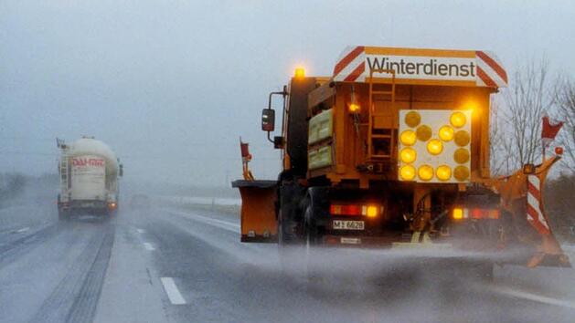 Vereiste Stra&szlig;en sorgten am Freitagmorgen f&uuml;r zahlreiche Unf&auml;lle. Der DWD warnte bereits vor gefrierendem Regen. Symbolfoto: ADAC/dpa
