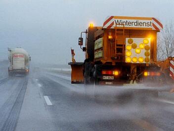 Vereiste Stra&szlig;en sorgten am Freitagmorgen f&uuml;r zahlreiche Unf&auml;lle. Der DWD warnte bereits vor gefrierendem Regen. Symbolfoto: ADAC/dpa