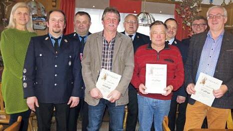 Die Feuerwehr Effelter ehrte langjährige Mitglieder. Das Bild zeigt von links Bürgermeisterin Susanne Grebner, Kommandanten Michael Löffler, Vorsitzenden Josef Pfadenhauer, Ottmar Löffler, KBI Hans-Ulrich Müller, Ludwig Punzelt, KBM Frank Fischer, Schriftführer Marcus Punzelt sowie Klemens Löffler. Foto: Heike Schülein