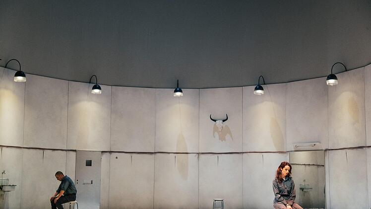 In der Neuinszenierung und im Bühnenbild von Alexander Müller-Elmau feiert die Oper "Carmen" von Georges Bizet" ihre Premiere am Landestheater Coburg.Foto: Sebastian Buff