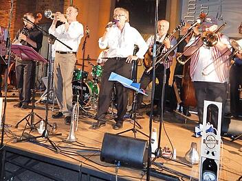 Kulmbach und Dresden auf der Bühne vereint: Zu später Stunde kam es doch noch zu einer gemeinsamen Jazz-Session der "Old Beertown Jazzband" und von "Micha Winkler's Hot Jazzband". Fotos: Horst Wunner