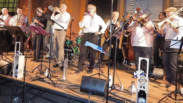 Kulmbach und Dresden auf der Bühne vereint: Zu später Stunde kam es doch noch zu einer gemeinsamen Jazz-Session der "Old Beertown Jazzband" und von "Micha Winkler's Hot Jazzband". Fotos: Horst Wunner
